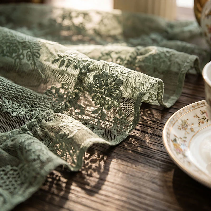 Romantische Tischdecke mit floraler Spitze und Rüschenrand
