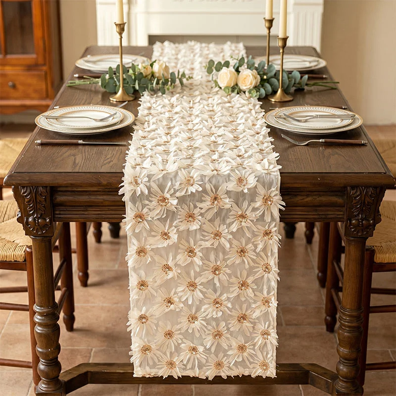 Tischdecke im französischen Landhausstil mit Blumenmuster und Quasten