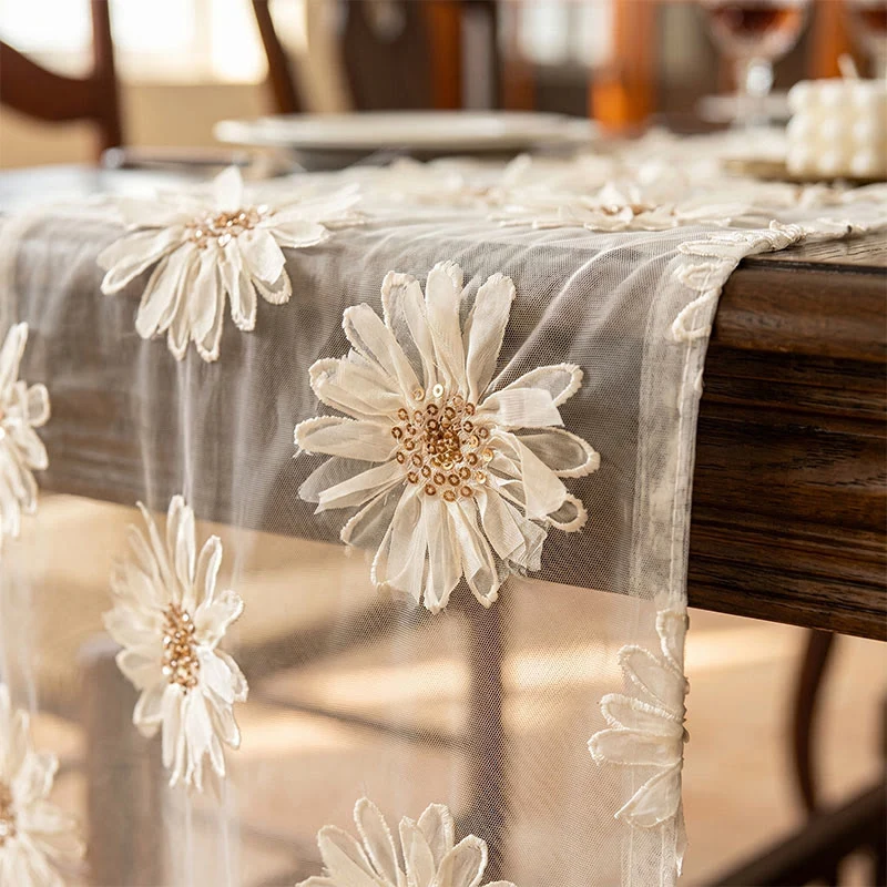 Tischdecke im französischen Landhausstil mit Blumenmuster und Quasten