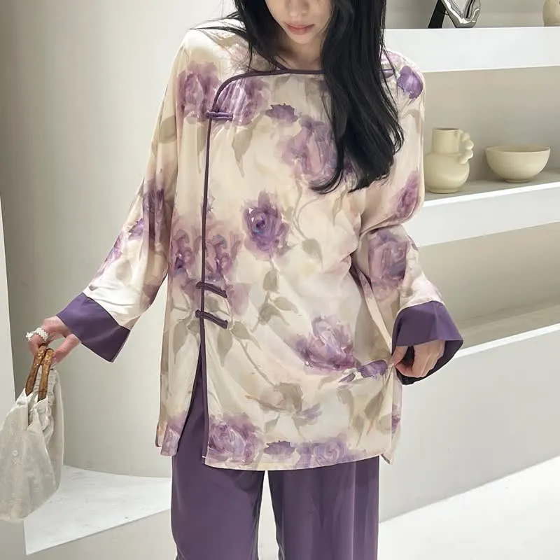 Aquarell-Pyjama-Set in Lila mit Blumenmuster im orientalischen Stil