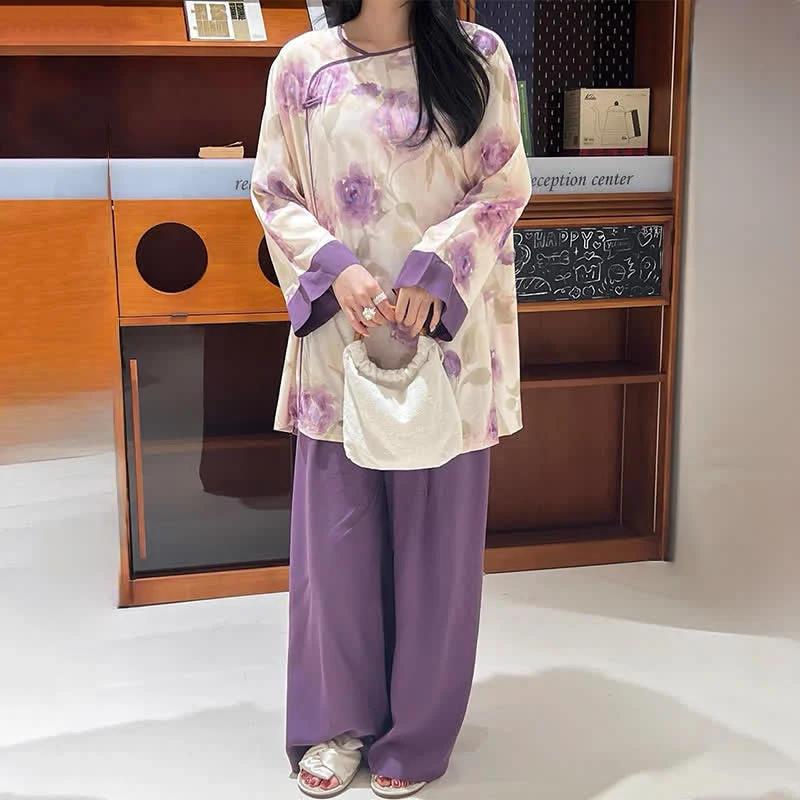 Aquarell-Pyjama-Set in Lila mit Blumenmuster im orientalischen Stil