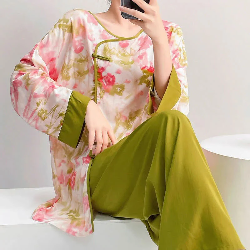 Pyjama-Set im orientalischen Kirschblüten-Design