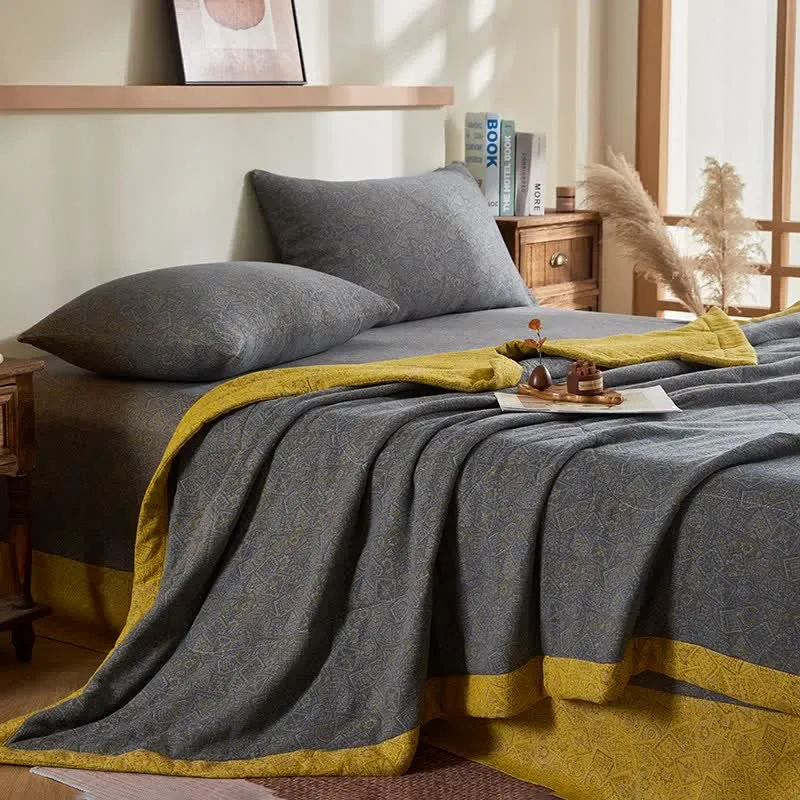 Baumwollgaze-Jacquard-Steppdecke mit dezentem Muster