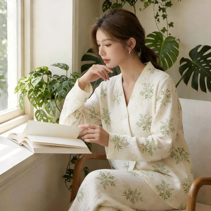 Pyjama-Set aus Baumwollgaze mit botanischem Blattmotiv