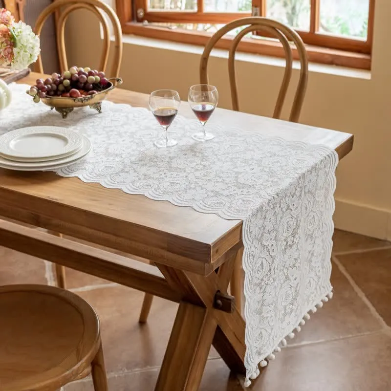 Tischläufer mit Rosenjacquard-Spitze und Quasten