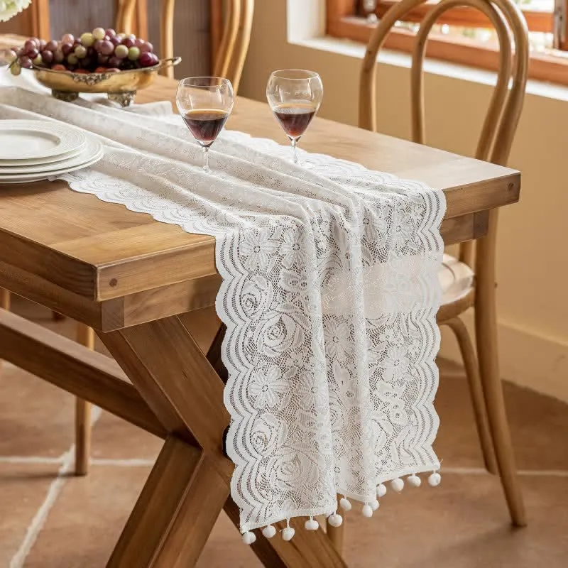 Tischläufer mit Rosenjacquard-Spitze und Quasten