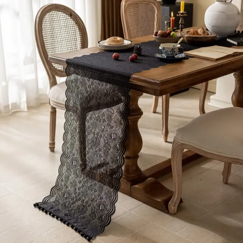 Tischläufer mit Rosenjacquard-Spitze und Quasten