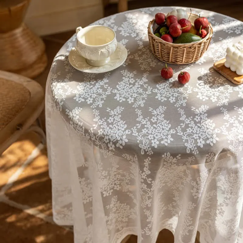 Tischdecke mit floralem Jacquard-Spitzenmuster und Muschelkante