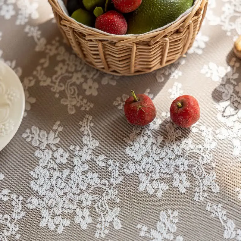 Tischdecke mit floralem Jacquard-Spitzenmuster und Muschelkante