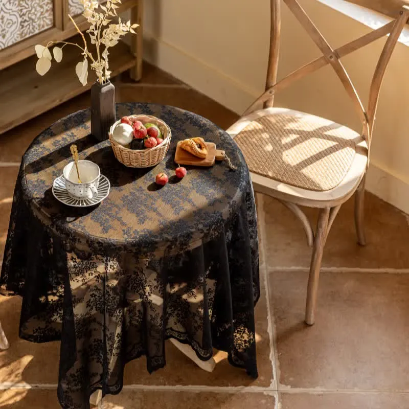 Tischdecke mit floralem Jacquard-Spitzenmuster und Muschelkante