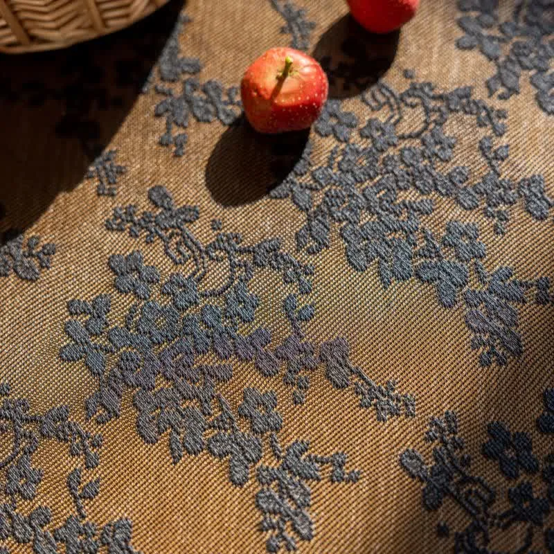 Tischdecke mit floralem Jacquard-Spitzenmuster und Muschelkante