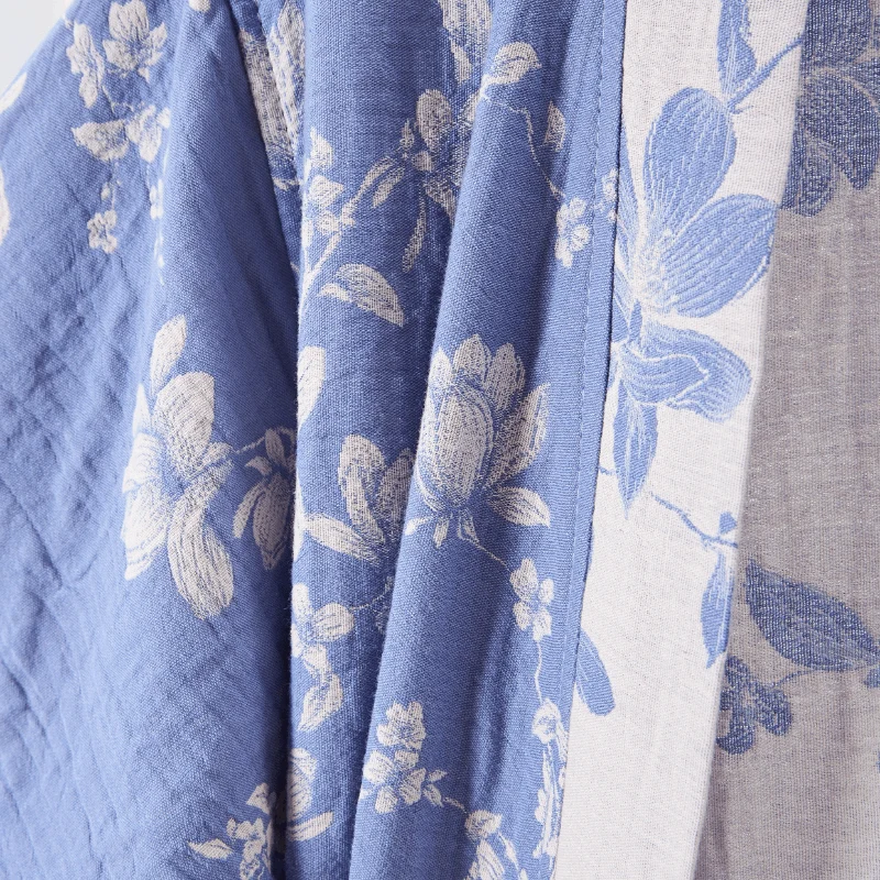 Eleganter Kimono-Bademantel aus doppellagigem Baumwollgewebe mit Blumenmuster
