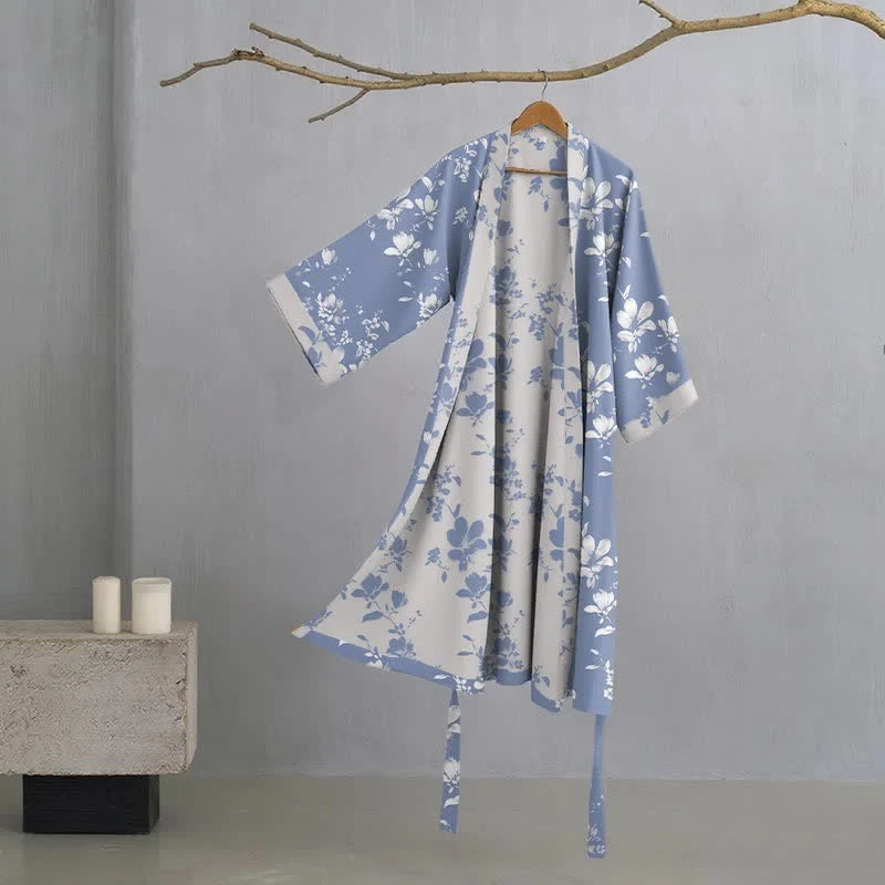 Eleganter Kimono-Bademantel aus doppellagigem Baumwollgewebe mit Blumenmuster