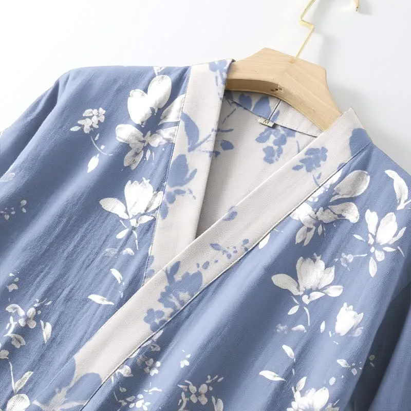 Eleganter Kimono-Bademantel aus doppellagigem Baumwollgewebe mit Blumenmuster
