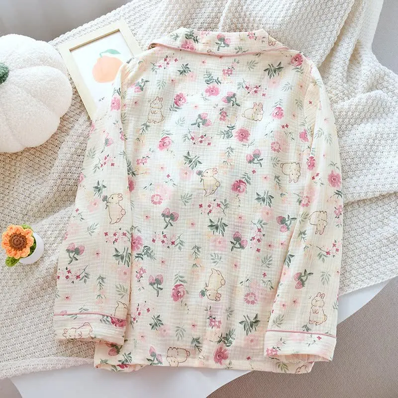 Pyjamaoberteil aus Baumwollgaze mit Blumen- und Hasenmuster