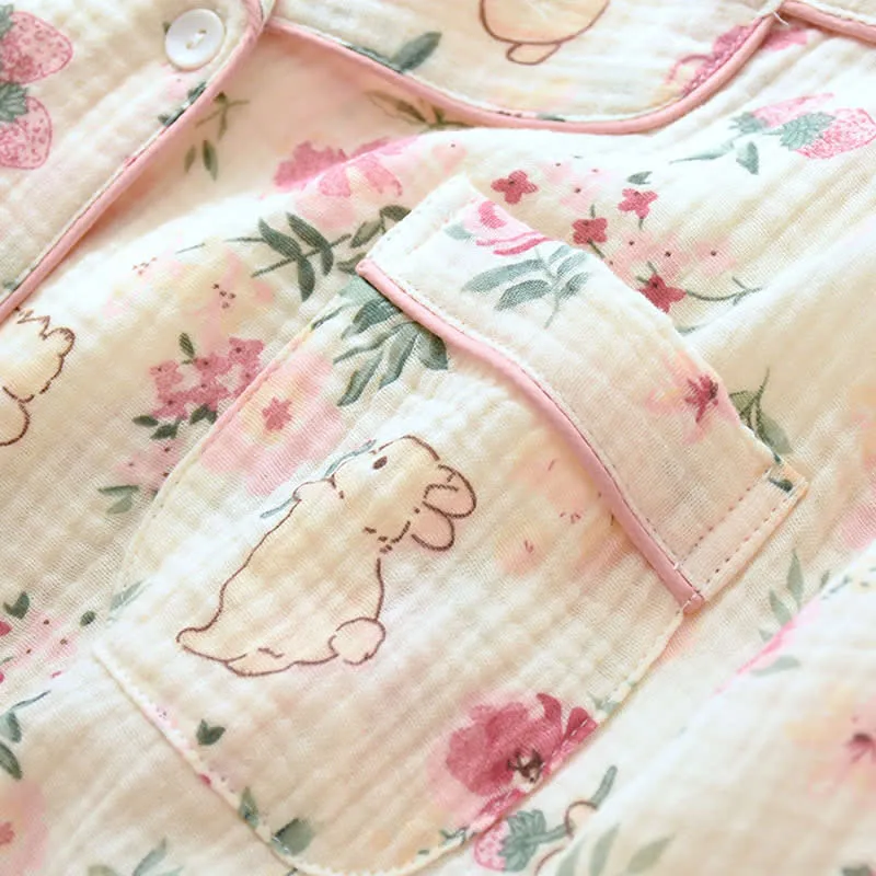 Pyjamaoberteil aus Baumwollgaze mit Blumen- und Hasenmuster