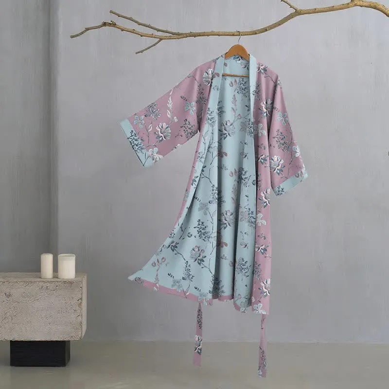 Kimono-Bademantel aus doppellagigem Baumwollgewebe mit blühendem Blumenmuster