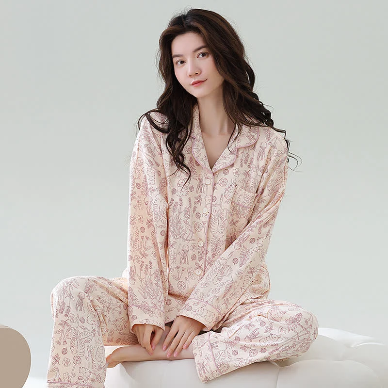 Pyjama-Set mit tropischen Blättern und Hasen