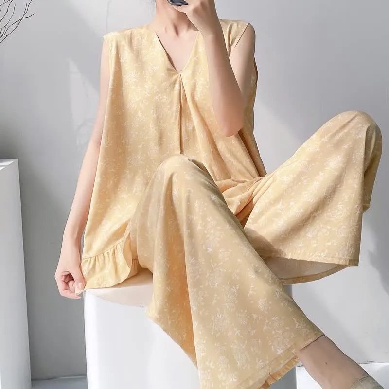 Gelber Pyjama mit Blumenmuster