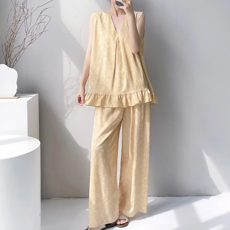 Gelber Pyjama mit Blumenmuster