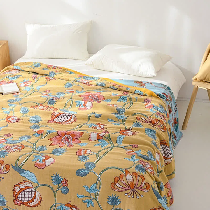 Künstlerisch gemusterte Steppdecke aus reiner Baumwolle mit Blumenmuster
