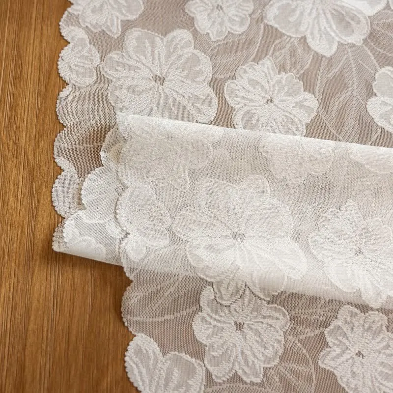 Tischläufer aus Kamelien-Jacquard-Spitze
