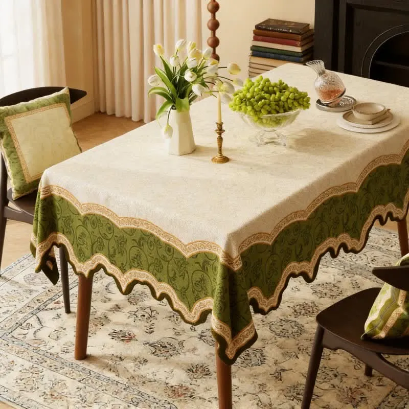 Vintage-Tischdecke mit botanischem Muster und gewelltem Rand
