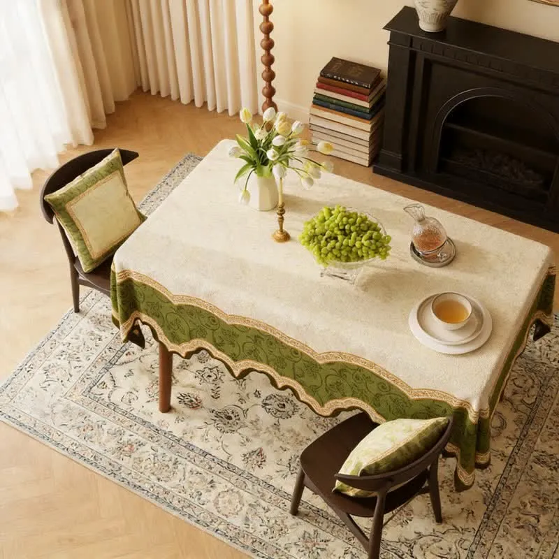 Vintage-Tischdecke mit botanischem Muster und gewelltem Rand