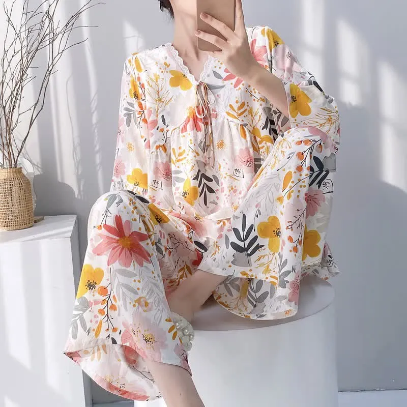 Pyjama-Set mit Blumen- und Blätterspitzenbesatz