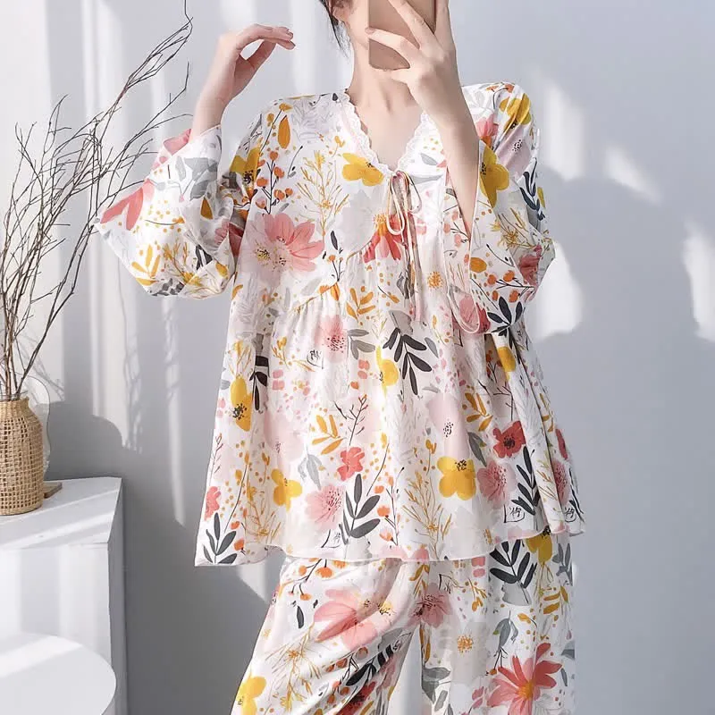 Pyjama-Set mit Blumen- und Blätterspitzenbesatz