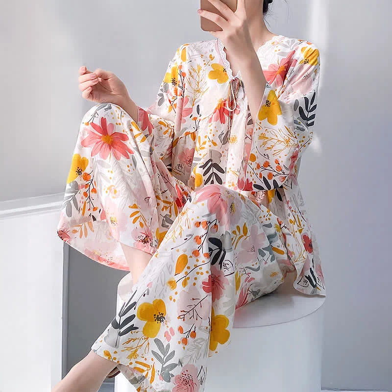 Pyjama-Set mit Blumen- und Blätterspitzenbesatz