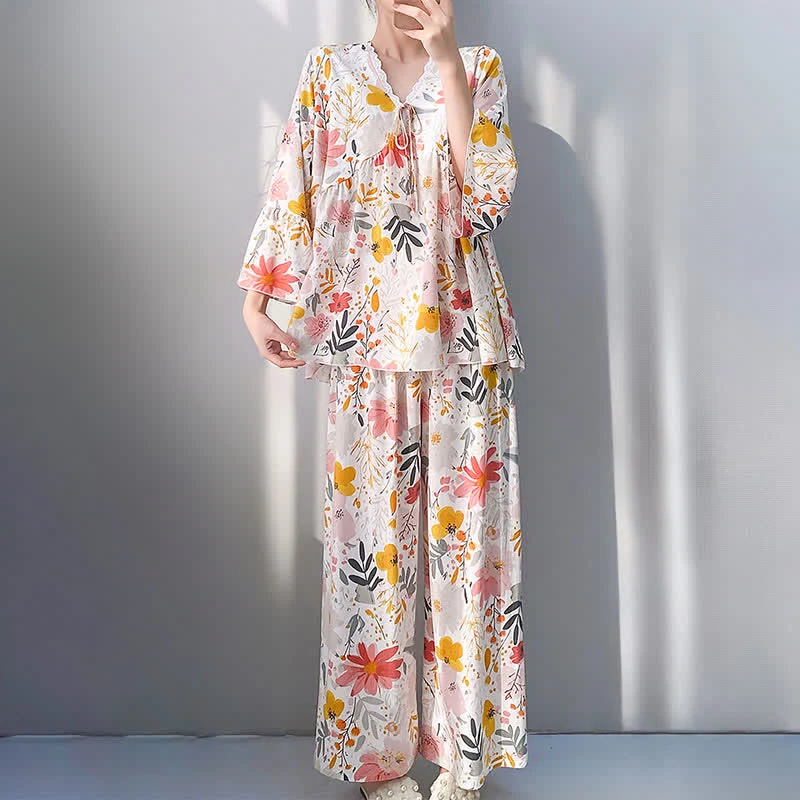 Pyjama-Set mit Blumen- und Blätterspitzenbesatz