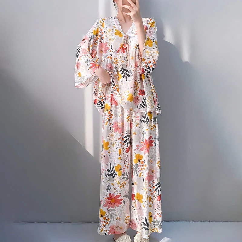 Pyjama-Set mit Blumen- und Blätterspitzenbesatz