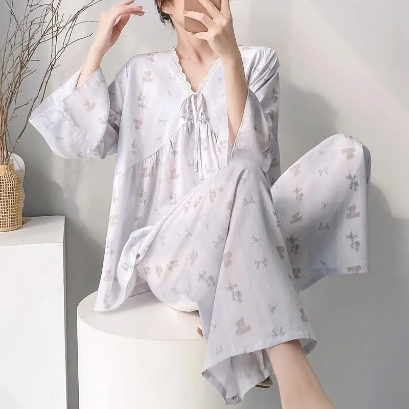 Pyjama-Set mit Blumenmuster und Schleife, V-Ausschnitt und Spitzenbesatz