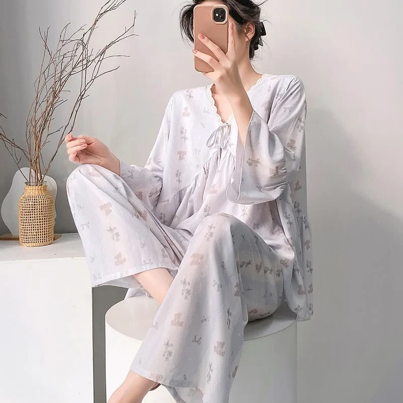 Pyjama-Set mit Blumenmuster und Schleife, V-Ausschnitt und Spitzenbesatz