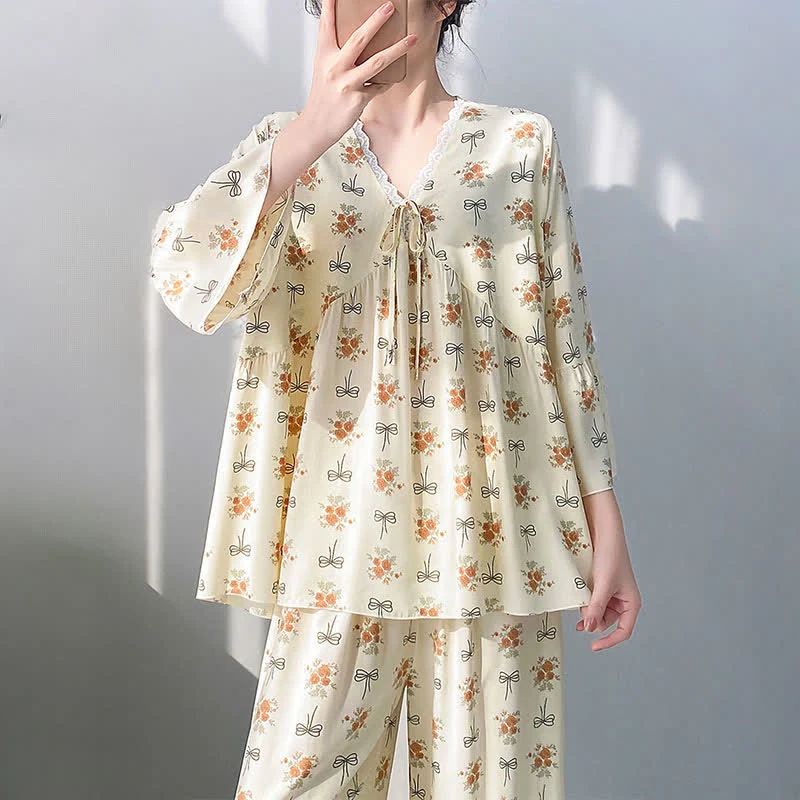 Rustikaler Pyjama mit Blumen- und Schleifenbesatz