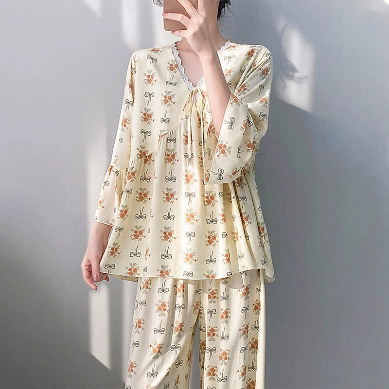Rustikaler Pyjama mit Blumen- und Schleifenbesatz