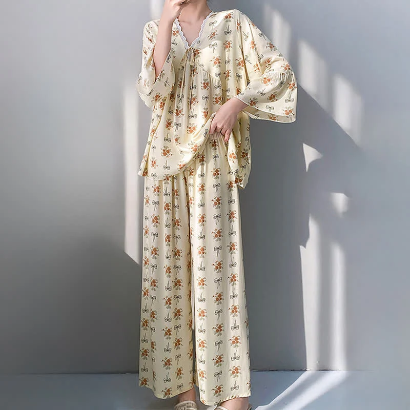 Rustikaler Pyjama mit Blumen- und Schleifenbesatz
