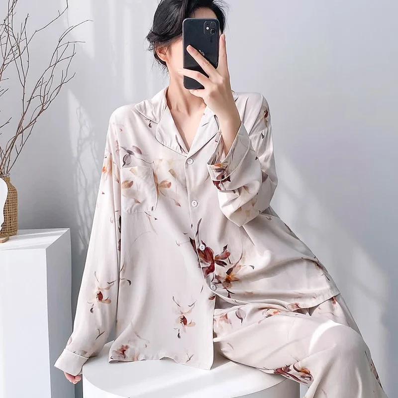 Pyjama-Set im künstlerischen Blumenstil
