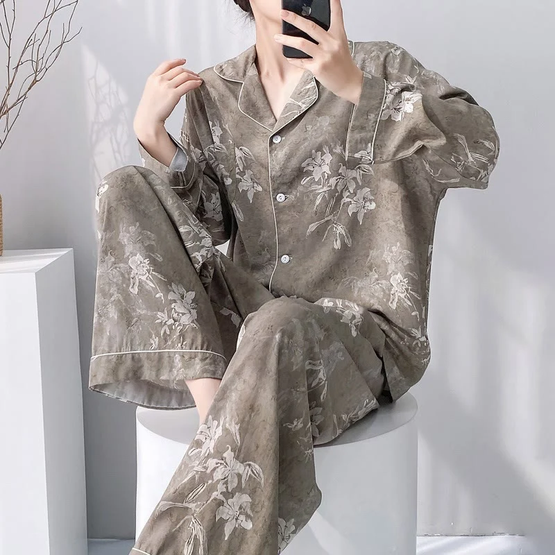 Elegantes Pyjama-Set mit Lilienmuster