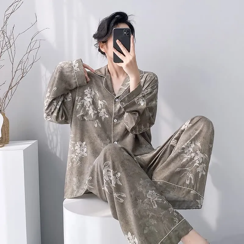 Elegantes Pyjama-Set mit Lilienmuster