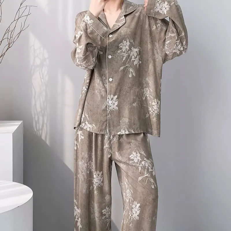 Elegantes Pyjama-Set mit Lilienmuster