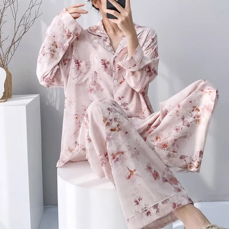 Rosa Pyjama-Set mit Blumenmuster