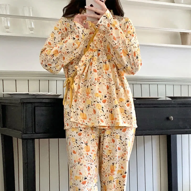 Gelber Pyjama-Set mit Rüschenkragen und Blumenmuster