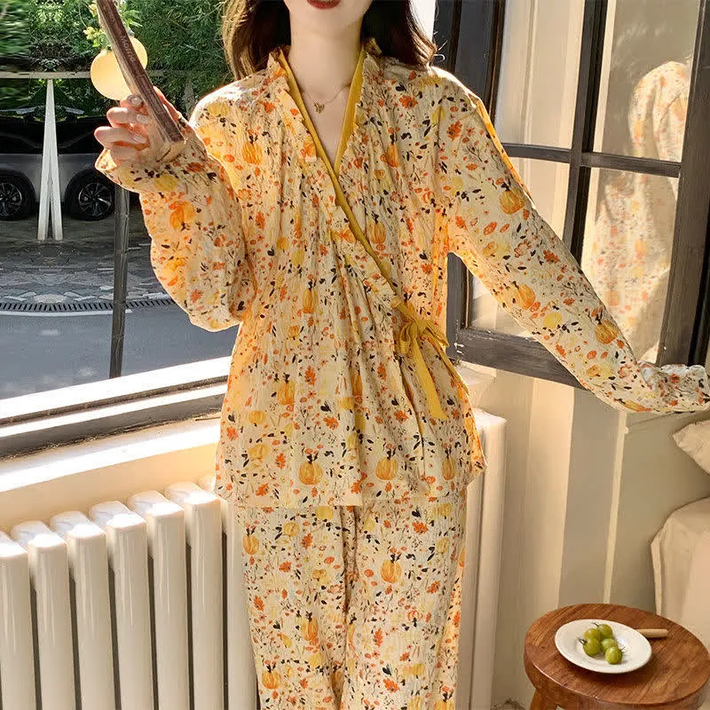 Gelber Pyjama-Set mit Rüschenkragen und Blumenmuster