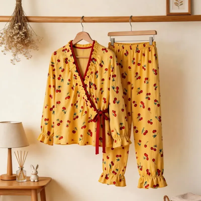 Pyjama-Set mit Rüschenkragen und Kirschmuster