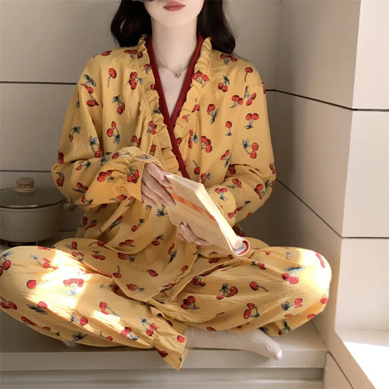 Pyjama-Set mit Rüschenkragen und Kirschmuster