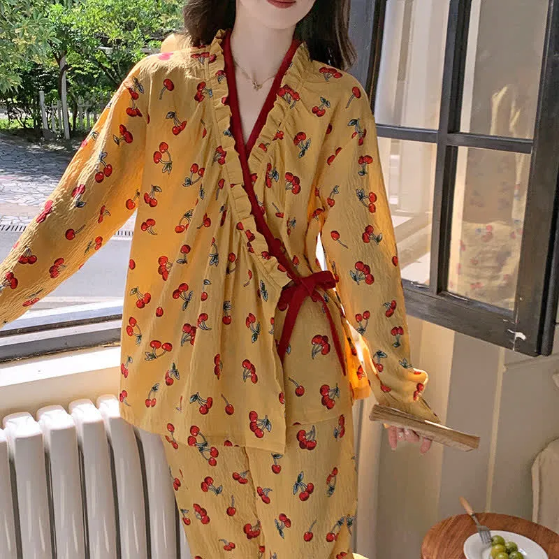 Pyjama-Set mit Rüschenkragen und Kirschmuster