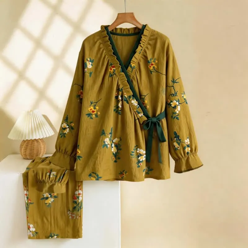 Grüner Pyjama-Set mit Rüschenkragen und Blumenmuster