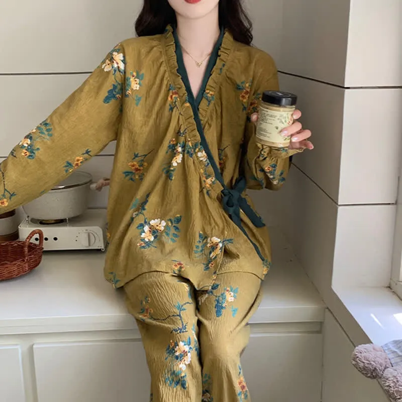 Grüner Pyjama-Set mit Rüschenkragen und Blumenmuster